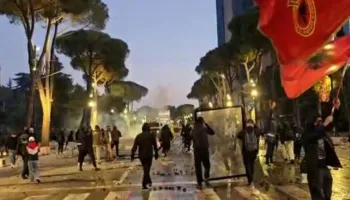 Vijon protesta në ‘Dëshmorët e Kombit’, gurë drejt policisë, efektivët përgjigjen me ujë