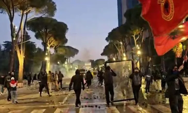 Vijon protesta në ‘Dëshmorët e Kombit’, gurë drejt policisë, efektivët përgjigjen me ujë