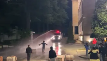 Vijon revolta para Kryeministrisë, policia u hedh protestuesve ujë me presion