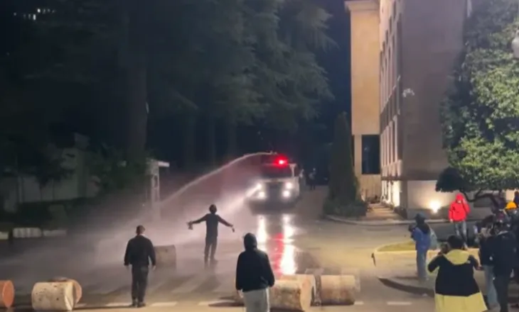Vijon revolta para Kryeministrisë, policia u hedh protestuesve ujë me presion