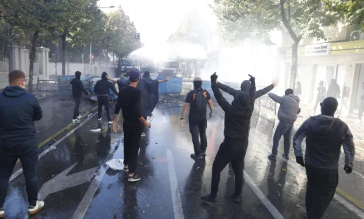 Vijon seanca në Gjykatë për masat ndaj 63 protestuesve, deri më tani 5 prej tyre janë lënë në qeli, 3 u liruan! Prokuroria kërkon burg për të gjithë