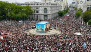 Vijon vala e protestave në Spanjë, mijëra njerëz mbushin rrugët dhe sheshet e Madridit pas rrëzimit të dekreteve për strehimin