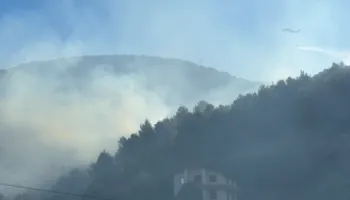 Vijon zjarri në Manati të Lezhës, nis ndërhyrja nga ajri