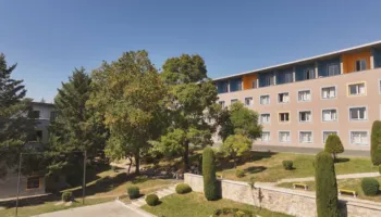 Viti i ri akademik nis me “luftën” për strehim, qiratë në Tiranë 12 herë më të larta se konviktet
