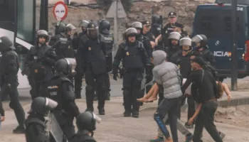 Vizita e Mbretit dhe Mbretëreshës – Policia spanjolle pastron kampin e emigrantëve në Ceuta