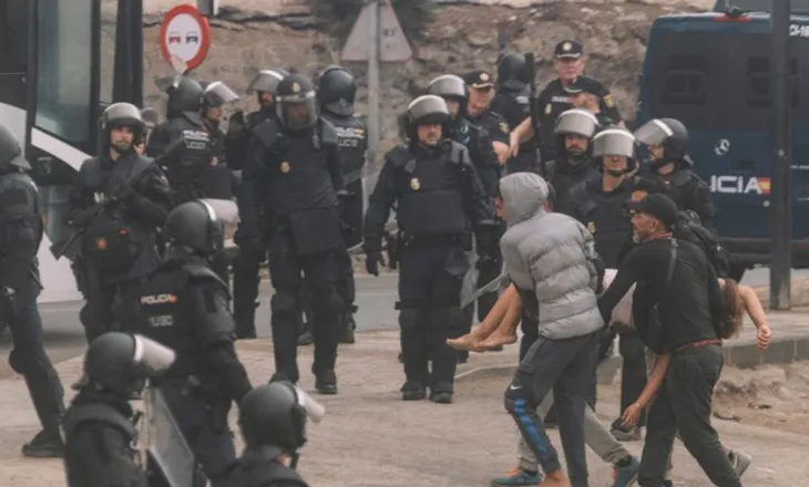 Vizita e Mbretit dhe Mbretëreshës – Policia spanjolle pastron kampin e emigrantëve në Ceuta