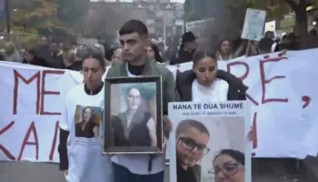 Vrasja e Arlind Zekajt në Kosovë, protestuesit në Prishtinë kërkojnë dorëheqjen e ministres Gërvalla!