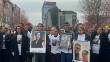 “Vrasja e grave, urgjencë kombëtare”- Protestë në Kosovë pas vrasjes së Arlinda Zekajt nga kunati i saj, hidhen fishekzjarrë drejt godinave të Prokurorisë e Policisë