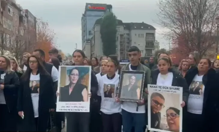 “Vrasja e grave, urgjencë kombëtare”- Protestë në Kosovë pas vrasjes së Arlinda Zekajt nga kunati i saj, hidhen fishekzjarrë drejt godinave të Prokurorisë e Policisë