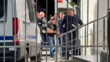 Vrau dy vëllezër në Patos në ’97/ Pas esktradimit nga SHBA, Sokol Hoxha paraqitet në Gjykatë, kërkon shuarjen e dënimit
