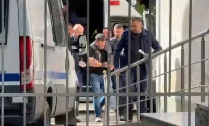 Vrau dy vëllezër në Patos në ’97/ Pas esktradimit nga SHBA, Sokol Hoxha paraqitet në Gjykatë, kërkon shuarjen e dënimit