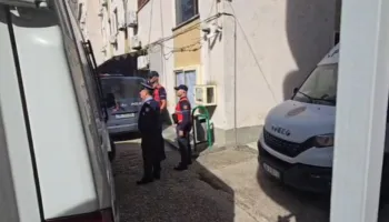 Vrau dy vëllezërit në Patos thuajse 30 vite më parë, Gjykata e Fierit i shuan dënimin me burg të eksaduarit nga SHBA