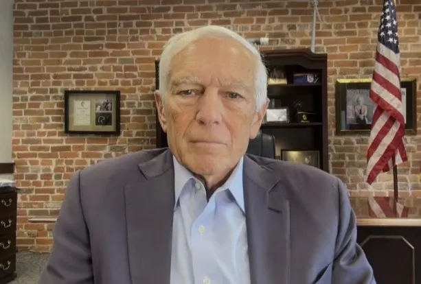 Wesley Clark: Shqiptarët kishin të drejtë të rebelohen. Kur e thashë në Hagë, ata më ndërprenë