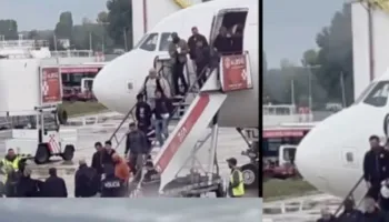 Zbulohet e vërteta e personave të prangosur që zbritën nga avioni në Rinas! Janë protestues nga Italia, do transferohen në Gjadër, dyshohen se…