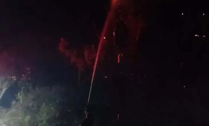 Zjarr i madh në Bilaj të Fushë-Krujës! Flakët i afrohen banesave, era favorizon përhapjen
