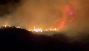 Zjarr masiv në Barbullojë të Lezhës, rrezikohen banesat! Era e fortë përhap zjarrin (VIDEO)