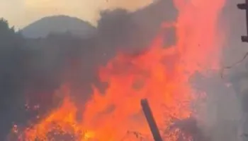 Zjarr në Piraj të Lezhës, era favorizon flakët që i afrohen banesave dhe kishës së fshatit!