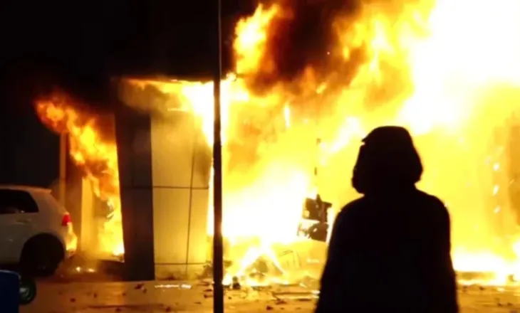 Zjarri gjatë protestës në Gjykatën e lartë, pezullohen të gjitha gjyqet