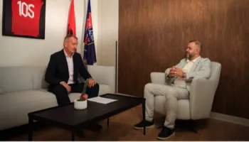 ZYRTARE – Hungarezi 62- vjeçar nis aventuren kuqeblu, merr në dorë “frenat” e Vllaznisë në krizë